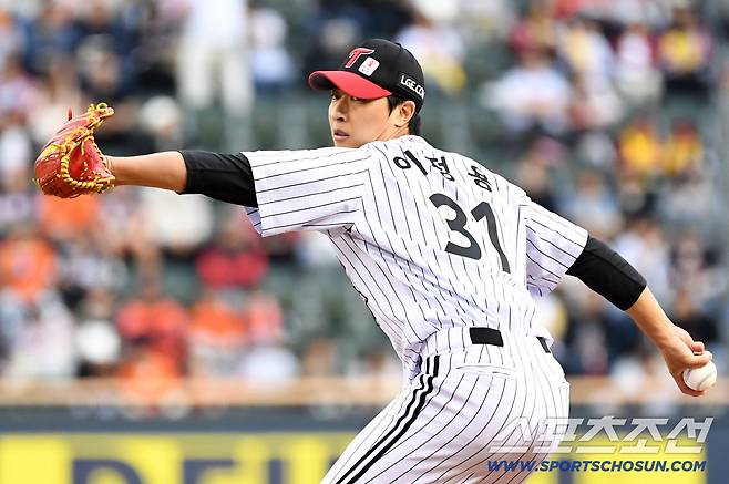 경기 초반 LG 선발 이정용은 공격적인 피칭을 선보였다.