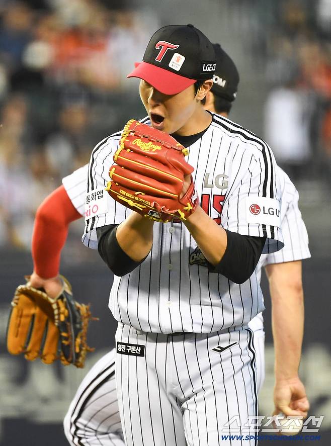 3회 위기도 있었지만 이정용은 야수들의 호수비 덕분에 무실점 피칭을 이어갔다.
