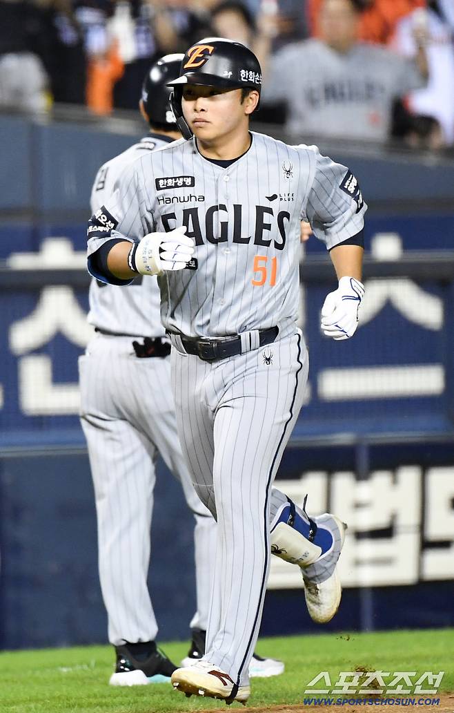 23일 잠실구장에서 열린 LG와 한화의 경기. 5회초 2사 한화 문현빈이 솔로포를 날린 뒤 환호하고 있다. 잠실=박재만 기자 pjm@sportschosun.com/2026.04.23/