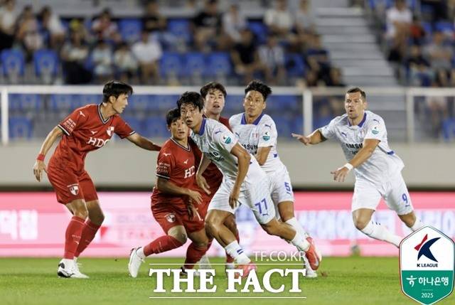 7연승의 부산과 반전을 노리는 수원삼성의 24일 '하나은행 K리그2 2026' 9라운드 맞대결은 시즌 최고의 빅매치로 관심을 끌고 있다./K리그
