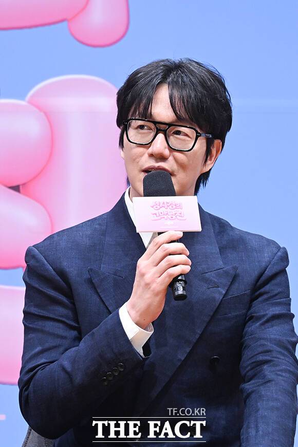 가수 성시경이 KBS2 심야 음악 프로그램 '더 시즌즈-성시경의 고막남친'을 통해 '믿고 보고 듣는 MC'라는 수식어를 입증하고 있다. 사진은 지난 3월 서울 여의도 KBS아트홀에서 열린 '더 시즌즈-성시경의 고막남친' 제작발표회에 참석한 모습. /서예원 기자