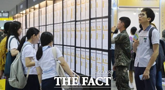 2017 KB굿잡 우수기업 취업박람회가 2017년 6월 22일 경기도 고양시 킨텍스에서 개막된 가운데 고등학생들과 국군 장병들이 취업게시판을 보고 있다. /더팩트 DB