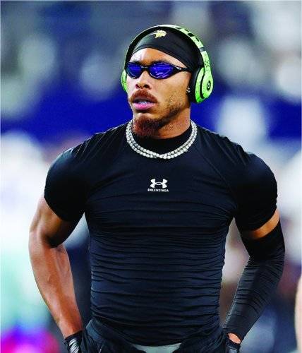 진주 초커를 즐기는 노아 라일스, NFL 댈러스 카우보이스 소속 시디 램은 까르띠에 러브 브레이슬릿을 여러 개 겹쳐 착용하고, 미네소타 바이킹스의 저스틴 제퍼슨은 총 151캐럿에 달하는 다이아몬드 목걸이로 시선을 사로잡는다.
