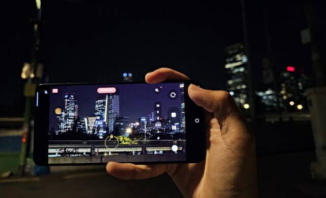 APV 코덱을 활성화한 갤럭시S26 울트라 모델로 야경을 촬영하는 모습(사진=지디넷코리아)