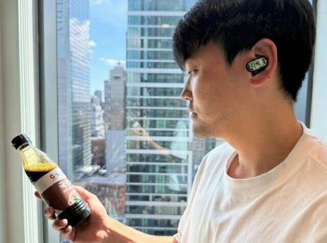 저해상도 카메라와 시각 AI 통합한 이어버드가 개발됐다. (사진=워싱턴대학)