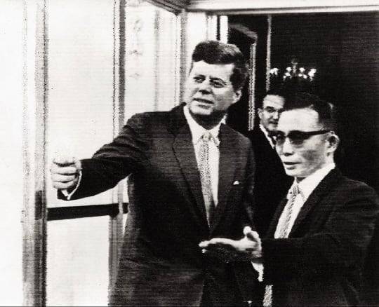 케네디(왼쪽) 대통령과 박정희(오른쪽) 대통령.