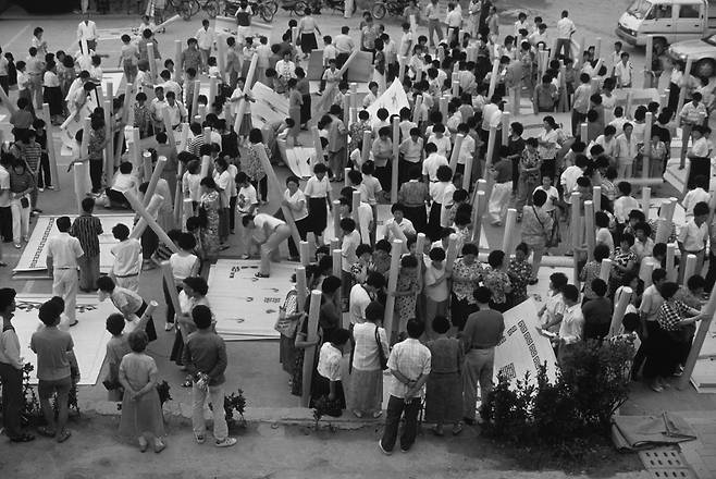 이른 새벽 집에서 만든 화문석을 들고 팔러나온 강화사람들. 1986, 경기 강화장./ 사진가 정영신