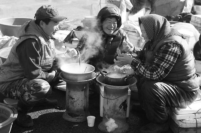 밥한술 먹는 재미에 장사한다는 이씨 아주머니, 2011, 충남 예산장./ 사진가 정영신