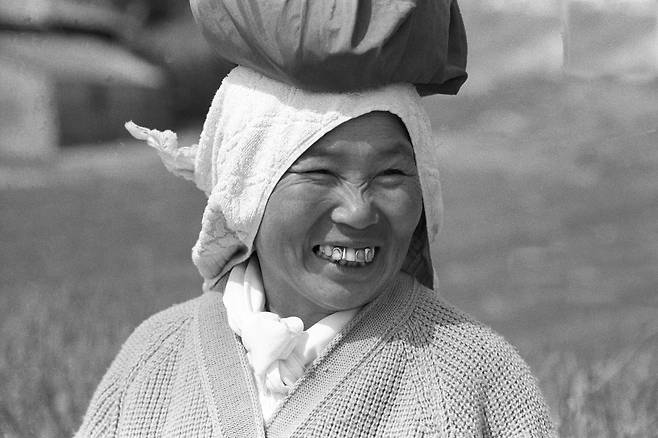 자식 이야기를 하며 웃는 아주머니. 1990, 충남 공주장./ 사진가 정영신