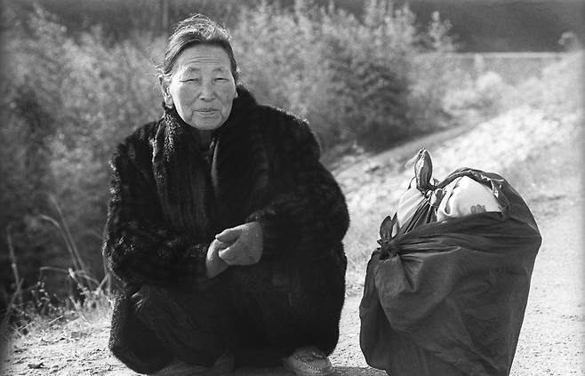 장으로 가는 버스를 기다리는 어머니, 1987, 충북 옥천장./ 사진가 정영신