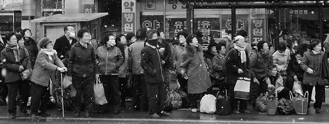 장을 보고 집으로 가는 버스를 기다리는 어머니들, 2010, 경북 영천장/ 사진가 정영신