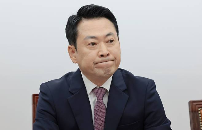 국민의힘 장동혁 대표가 23일 서울 여의도 국회에서 열린 최고위원회의에서 생각에 잠겨 있다. /남강호 기자