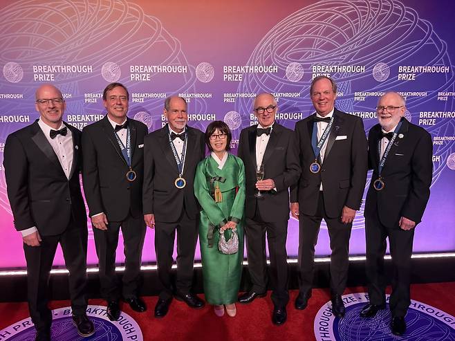 지난 18일 브레이크스루상 시상식에 초록빛 한복 차림으로 나타난 김영기 페르미랩 명예 소장. 그의 곁엔 이날 기초물리학상을 받은 수상자들이 함께 섰다. 왼쪽부터 브룩헤이븐 국립연구소 임시 소장 존 힐, 페르미 국립가속기연구소(페르미랩) 물리학자 크리스 폴리, 보스턴대 물리학자 리 로버츠 교수, 페르미랩 김영기 명예 소장, 유럽입자물리연구소(CERN) 사무총장 마크 톰슨, 워싱턴대 데이비드 허조그 교수, 브룩헤이븐 국립연구소 물리학자 윌리엄 모스./CERN