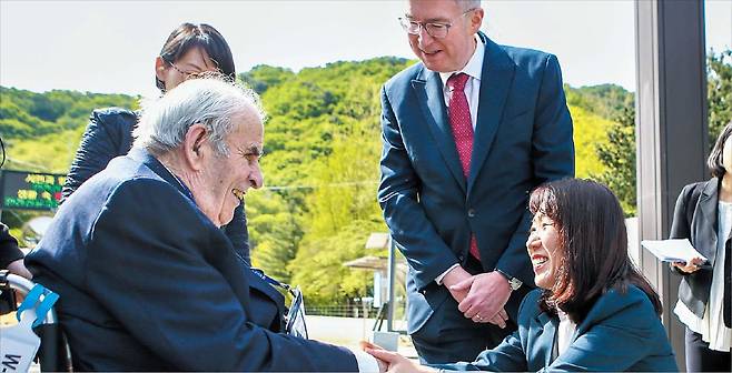 23일 경기 파주시 설마리전투 추모 공원에서 열린 제75주년 임진강전투 기념식에서 강윤진(맨 오른쪽) 국가보훈부 차관이 콜린 크룩스(오른쪽에서 둘째) 주한영국대사가 지켜 보는 가운데 영국군 참전용사의 손을 맞잡고 인사를 나누고 있다. /국가보훈부