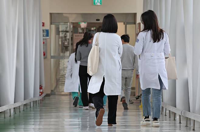 서울의 한 대학병원에서 의료진이 이동하고 있다. /뉴스1