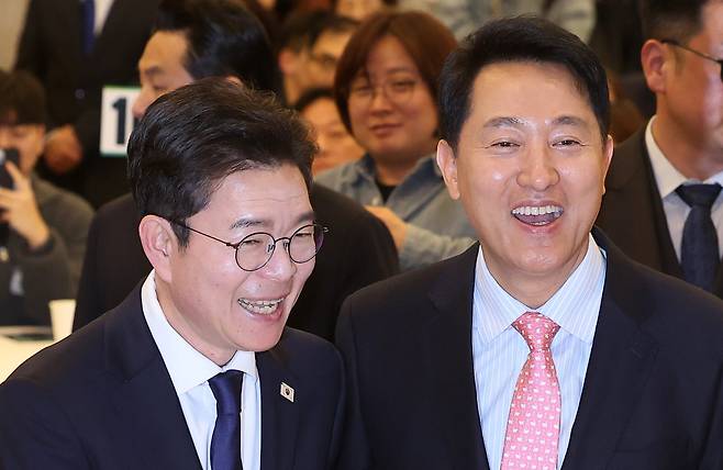 오세훈 서울시장(오른쪽)과 정원오 더불어민주당 서울시장 후보가 22일 서울 용산구 백범김구기념관 컨벤션홀에서 열린 서울시사회복지사협회 창립 40주년 기념식에서 인사하고 있다./뉴스1