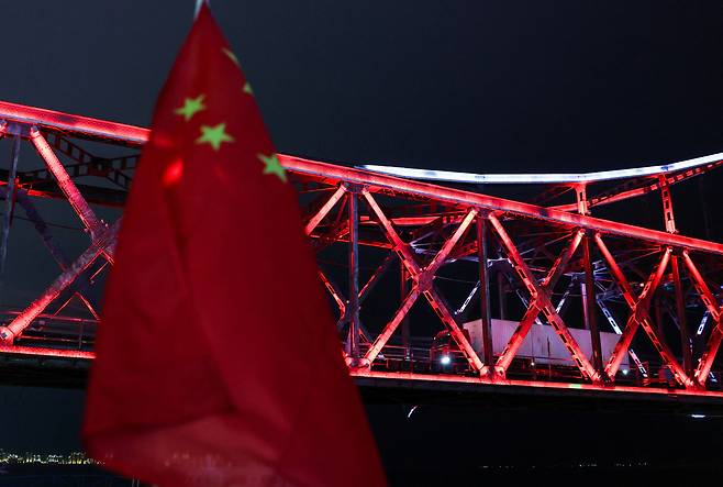 지난 1월 중국 단둥의 한 대교 앞에 걸린 중국 국기 / 로이터=연합