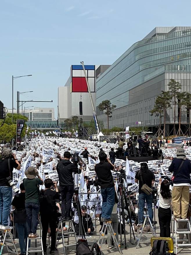 지난 23일 경기도 평택시 삼성전자 평택캠퍼스 앞에서 삼성전자 노동조합 공동투쟁본부의 '투명하게 바꾸고, 상한폐지 실현하자-4/23 투쟁 결의대회'가 열리고 있다.ⓒ데일리안 정인혁 기자