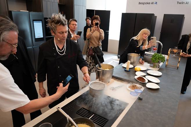 국내 기업들이 유럽 가전시장 공략에 나섰다. 21일(현지 시간) 이탈리아 밀라노에서 열린 삼성전자 기술 세미나에 참석한 현지 인사들이 후드 일체형 인덕션 제품을 체험하고 있다. 삼성전자