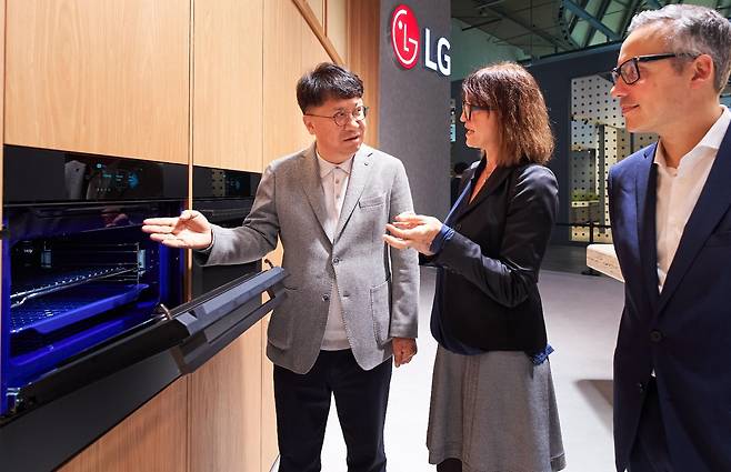 국내 기업들이 유럽 가전시장 공략에 나섰다. 백승태 LG전자 HS사업본부장이 ‘밀라노 디자인 위크’에서 LG 빌트인 패키지를 설명하는 모습. LG전자 제공