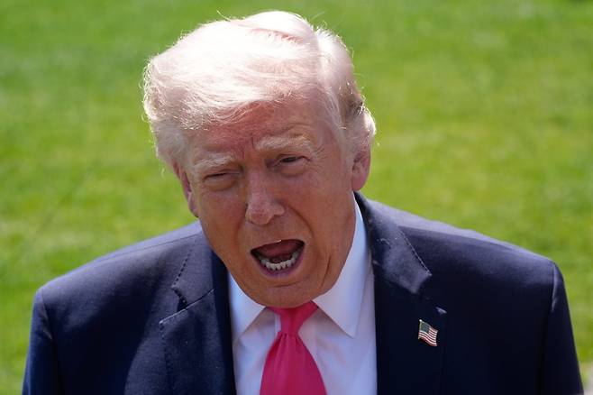 도널드 트럼프 미국 대통령이 16일(현지 시간) 백악관 남쪽 잔디밭에서 전용 헬기 ‘마린원’에 탑승하기 전 기자들의 질문에 답하고 있다. 2026.04.17 워싱턴=AP/뉴시스