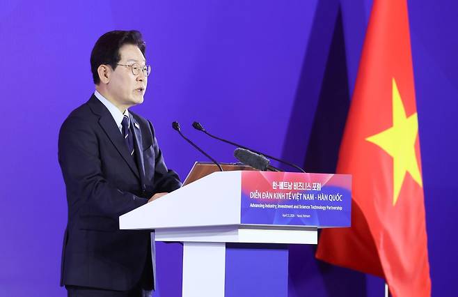 이재명 대통령이 23일(현지 시간) 베트남 하노이 한 호텔에서 열린 한-베트남 비즈니스 포럼에서 발언하고 있다. 2026.04.23 하노이=뉴시스