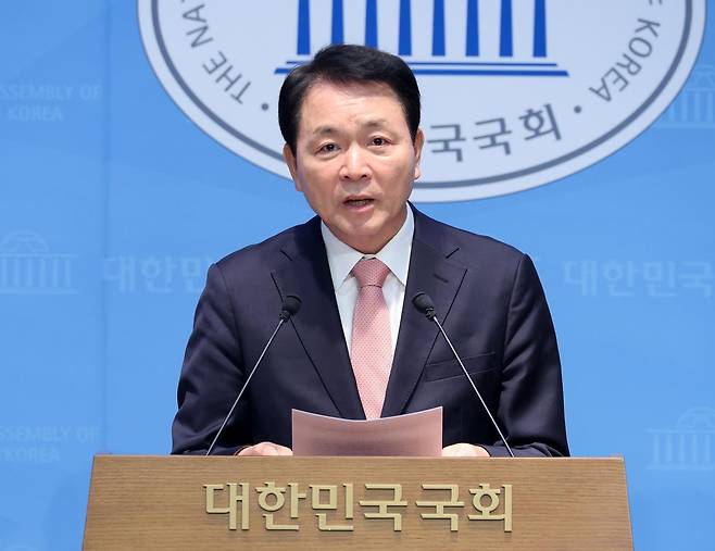 성일종 국회 국방위원회 위원장이 21일 오전 서울 여의도 국회 소통관에서 정동영 통일부 장관의 대북 기밀 정보 유출 논란과 관련해 사퇴를 촉구하고 있다.  앞서 정 장관은 지난 3월 국회에서 미국이 수집해 한국 정부에 공유한 ‘제3의 북한 핵시설 소재지’ 대북 기밀 정보를 공개 언급했다. 이에 대해 미국 측은 다양한 경로로 강력하게 항의하며 대북 위성 정보 일부를 제한한 것으로 알려졌다. 뉴시스