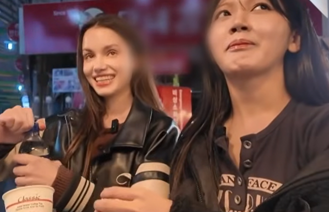 미얀마 출신 배우 서예은 씨가 러시아인 친구와 찾은 광장시장에서 500mL 병에 담긴 생수를 2000원에 파는 상인을 개인 유튜브 채널에 올렸다.