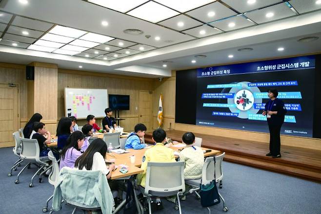 김신명 교수의 강연을 듣고 있는 어린이 우주 기자단. 스튜디오 51 제공