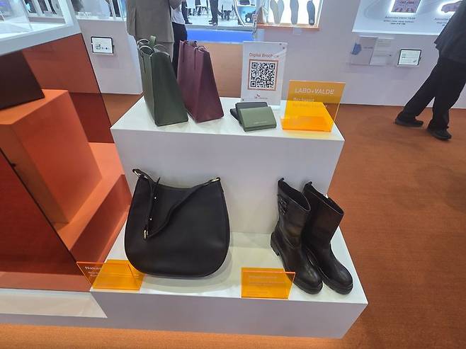 SK케미칼 소재로 만든 가방과 지갑, 신발. 사진=구자윤 기자