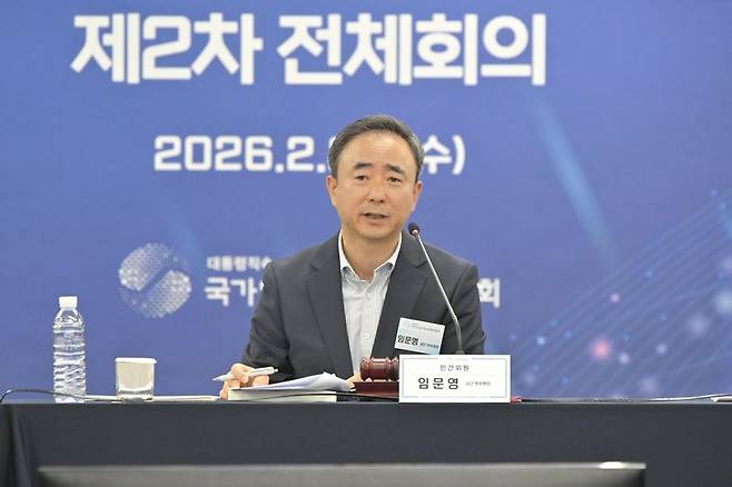 국가인공지능전략위원회는 공공부문 문서 유통 체계를 개방형 포맷으로 전환하기 위해 행정안전부, 문화체육관광부와 함께 공공문서 유통의 핵심채널인 온나라시스템, 온메일, 공직자 통합메일에서 AI 인식 효율이 낮은 '.hwp' 파일 첨부를 제한한다고 밝혔다. 임문영 국가인공지능전략위원회 상근 부위원장. (과학기술정보통신부 제공. 재판매 및 DB 금지) 2026.2.25 ⓒ 뉴스1 /사진=뉴스1