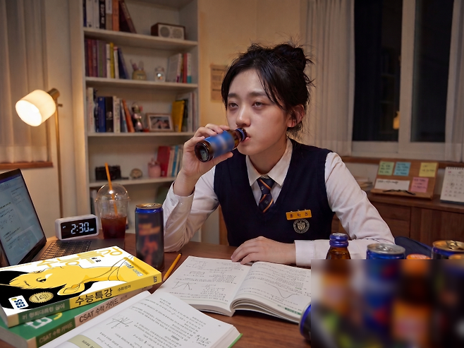 청소년의 고카페인 음료 섭취가 일상화된 가운데, 지난해 고등학생 10명 중 3명은 주 3회 이상 고카페인 음료를 마신 것으로 나타났다. 기사 내용을 바탕으로 생성형 AI를 활용해 제작한 이미지. /사진=Gemini