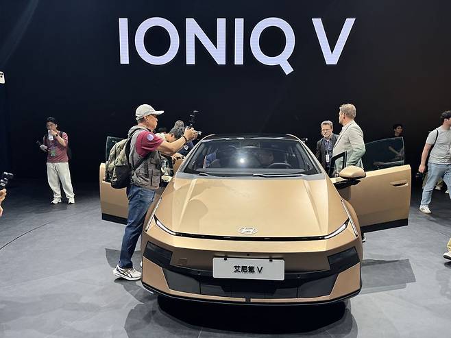 24일 중국국제전람센터 순의관에서 열린 '베이징 국제 모터쇼(오토차이나 2026)'에 전시된 현대차 아이오닉V. /사진=김동찬 기자.