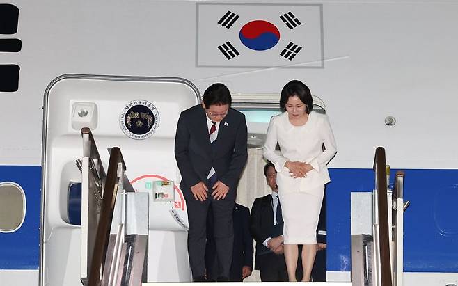 인도·베트남 국빈 방문 일정을 마치고 귀국한 이재명 대통령과 김혜경 여사가 24일 성남 서울공항에 도착한 공군 1호기에서 환영객에게 인사하고 있다. 뉴스1