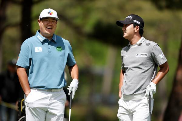 2026년 한국프로골프(KPGA) 투어 우리금융 챔피언십에 출전한 임성재, 옥태훈 프로가 1라운드에서 동반 플레이하는 모습이다. 사진제공=KPGA (사진을 무단으로 사용하지 마십시오.)