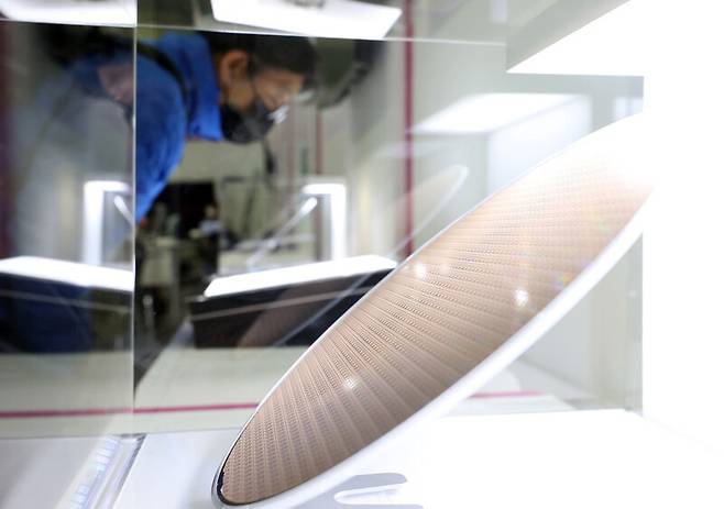 2021년 11월17일 오후 서울 강남구 코엑스에서 열린 2021 대한민국 산업기술 R&D 대전에서 삼성전자의 14나노 모바일 트렌시버 RF 웨이퍼가 전시돼 있다. 연합뉴스