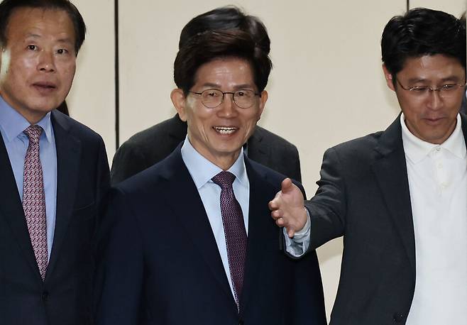 김문수 전 고용노동부 장관이 24일 서울 서초구 서울중앙지방법원에서 열린 제21대 대통령선거 선거법 위반 1심 선고 공판에서 벌금 50만원을 선고받은 뒤 법정을 나서고 있다. 연합뉴스