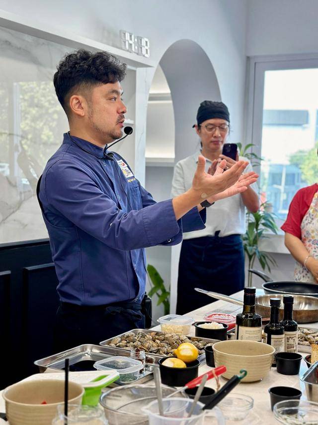 이상훈 셰프가 서울에서 스페인 요리 쿠킹클래스를 하고 있다. 이상훈 셰프 제공