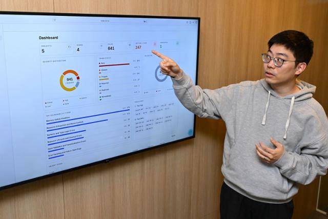 보안 전문 기업 '티오리'의 박세준 대표가 20일 서울 강남구 본사에서 AI 분석 결과를 바탕으로 취약 정도와 유형, 공격으로 이어질 수 있는 조건을 설명하고 있다. 강예진 기자