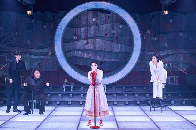 뮤지컬 '홍련'의 홍련은 강렬한 록음악으로 자신이 아버지와 남동생을 죽인 살인범이라고 주장한다. 마틴엔터테인먼트 제공