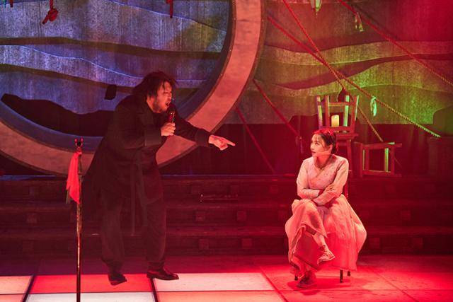 뮤지컬 '홍련'의 무대는 저승의 재판소 천도정. 판결을 서두르지 않고 홍련이 자신의 말을 찾을 때까지 재판을 반복한다. 마틴엔터테인먼트 제공