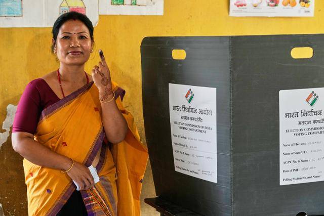인도 여성이 9일 아삼주 지방선거에 투표한 뒤 손가락을 들어 보이고 있다. 아삼=AP 연합뉴스