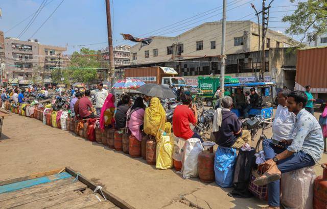 3월 인도 우타르프라데시주 한 가스 대리점 앞에서 시민들이 빈 액화석유가스(LPG) 통을 채우기 위해 줄을 선 모습. 중동 분쟁 격화로 걸프만발 선적이 막히면서 인도 전역에서 LPG 공급 차질이 빚어지고 있다. 우타르프라데시=EPA 연합뉴스