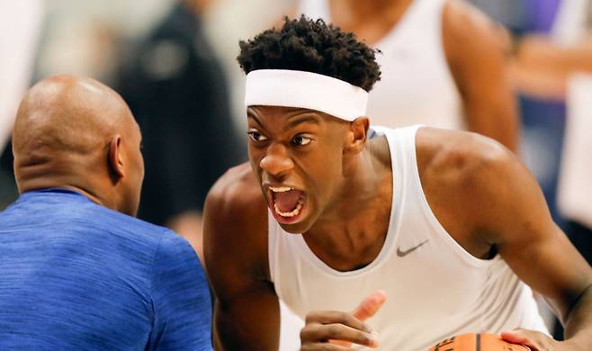 <yonhap photo-3121="">2026 NBA 신인 드래프트 전체 1순위 후보로 거론되는 AJ 디반사. [AFP=연합뉴스]</yonhap>