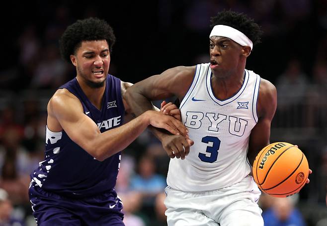 <yonhap photo-3030=""> KANSAS CITY, MISSOURI - MARCH 10: AJ Dybantsa #3 of the BYU Cougars drives with the ball as PJ Haggerty #4 of the Kansas State Wildcats defends during the first round game of the Men's 2026 Big 12 Tournament at T-Mobile Center on March 10, 2026 in Kansas City, Missouri. Jamie Squire/Getty Images/AFP (Photo by JAMIE SQUIRE / GETTY IMAGES NORTH AMERICA / Getty Images via AFP)/2026-03-11 10:40:52/ <저작권자 ⓒ 1980~2026 ㈜연합뉴스. 무단 전재 재배포 금지, AI 학습 및 활용 금지></yonhap>