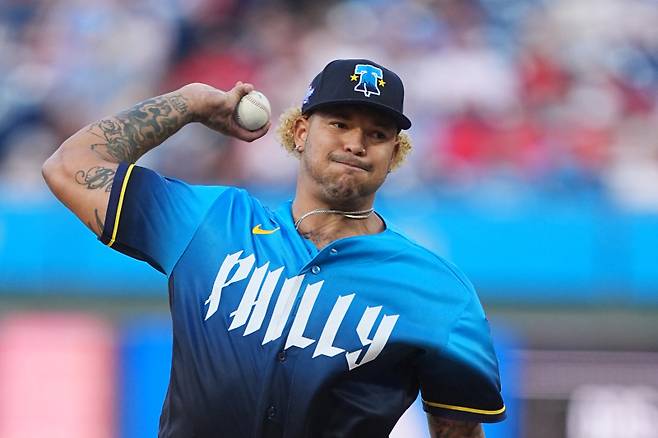 <yonhap photo-2832=""> Philadelphia Phillies' Taijuan Walker pitches during the first inning of a baseball game against the Atlanta Braves, Friday, April 17, 2026, in Philadelphia. (AP Photo/Matt Rourke)/2026-04-18 08:23:17/ <저작권자 ⓒ 1980~2026 ㈜연합뉴스. 무단 전재 재배포 금지, AI 학습 및 활용 금지></yonhap>