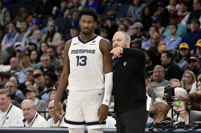 <yonhap photo-3625=""> Memphis Grizzlies forward Jaren Jackson Jr. talks with head coach Taylor Jenkins in the first half of an NBA basketball game against the Houston Rockets, Thursday, Jan. 9, 2025, in Memphis, Tenn. (AP Photo/Brandon Dill)/2025-01-10 10:54:56/ <저작권자 ⓒ 1980~2025 ㈜연합뉴스. 무단 전재 재배포 금지, AI 학습 및 활용 금지></yonhap>