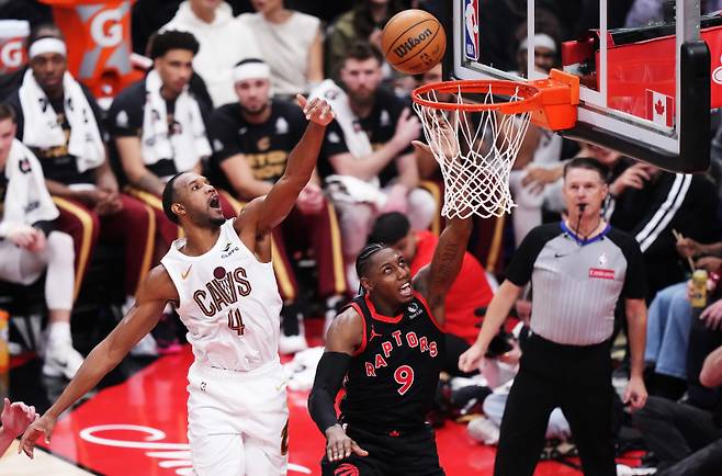 <yonhap photo-4168=""> Toronto Raptors' RJ Barrett (9) shoots as Cleveland Cavaliers' Evan Mobley (4) defends during the first half of an NBA basketball playoff game in Toronto on Thursday, April 23, 2026. (Nathan Denette/The Canadian Press via AP) MANDATORY CREDIT/2026-04-24 10:18:23/ <저작권자 ⓒ 1980~2026 ㈜연합뉴스. 무단 전재 재배포 금지, AI 학습 및 활용 금지></yonhap>
