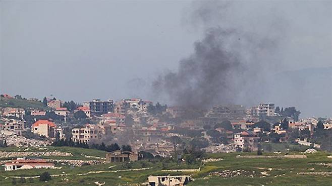 이스라엘군과 헤즈볼라 간 무력 공방 와중에 연기가 치솟는 레바논 남부 마을