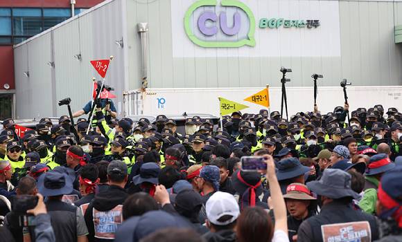 지난 20일 오후 경남 진주시 정촌면 BGF로지스 진주센터에서 화물연대 관계자가 센터 입구로 진입하려는 과정에서 경찰과 대치하고 있다. [사진=연합뉴스]